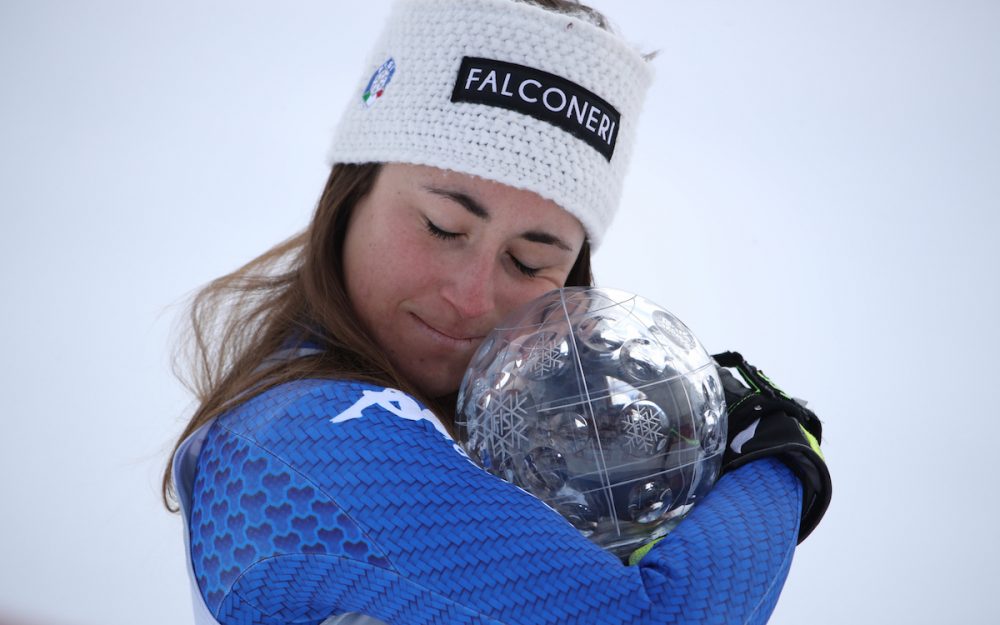 Sofia Goggia ist Italiens Wintersportlerin 2018 Sofia Goggia mit der kleinen Kristallkugel für die beste Abfahrerin 2017/18. – Foto: GEPA pictures