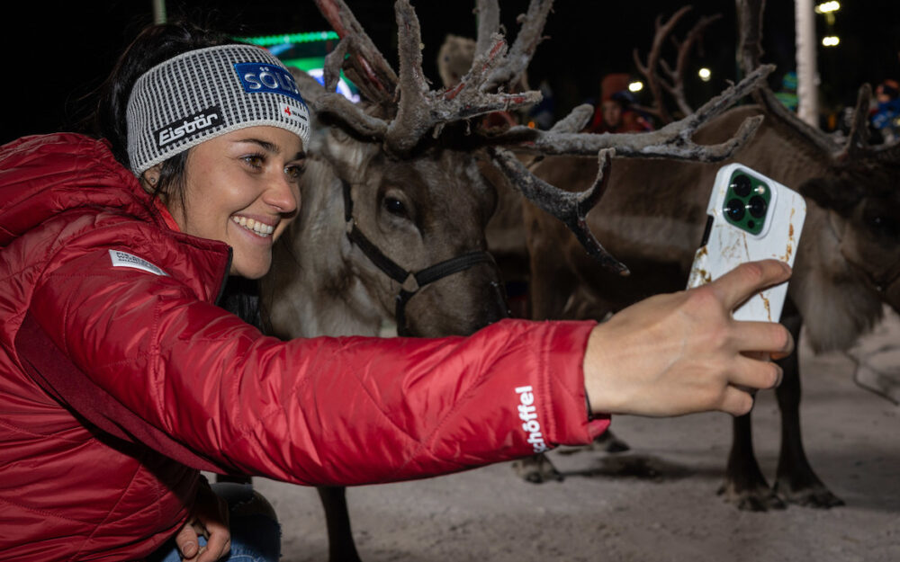 Tierisches Selfie in Finnland: Franziska Gritsch mit eher skeptisch blickendem Rentier. – Foto: GEPA pictures