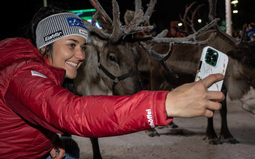 Die Rückkehr der „Extrawurst“ – Privatteam für Franziska Gritsch Tierisches Selfie in Finnland: Franziska Gritsch mit eher skeptisch blickendem Rentier. – Foto: GEPA pictures