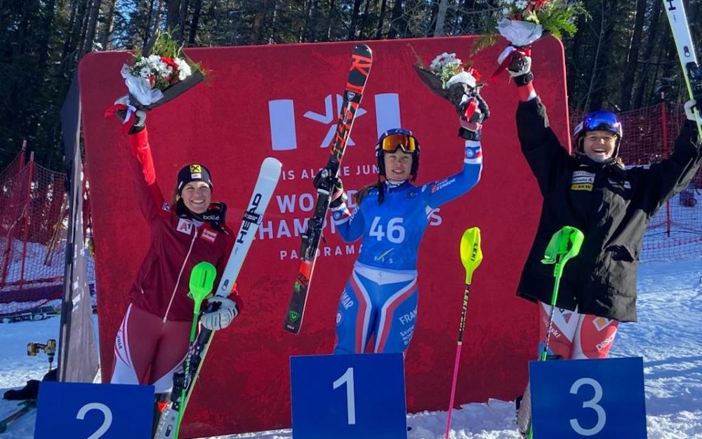 Aline Höpli (rechts) gewinnt bei den Junioren-Weltmeisterschaften hinter Marie Lamure (Mitte) und Magdalena Egger Kombi-Bronze. – Foto: zvg