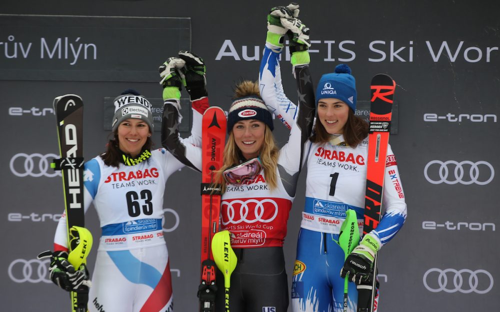 Wendy Holdener (links) und Petra Vlhova (rechts) feiern Rekordsiegerin Mikaela Shiffrin. – Foto: GEPA pictures