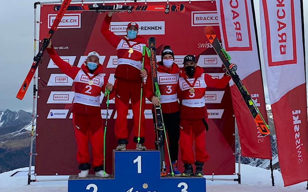 Marco Reymond gewinnt in Arosa vor Semyel Bissig (links) und dem Duo Daniele Sette/Josua Mettler (rechts) Riesenslalom-Gold. – Foto: zvg Swiss Ski
