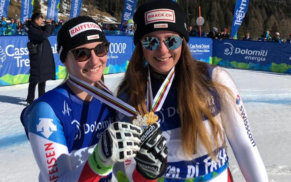 Weltmeisterin Juliana Suter steht vor einer kniffligen Situation Juliana Suter (rechts) und Noemie Kolly mit ihren Medaillen. – Foto: zvg / Swiss Ski