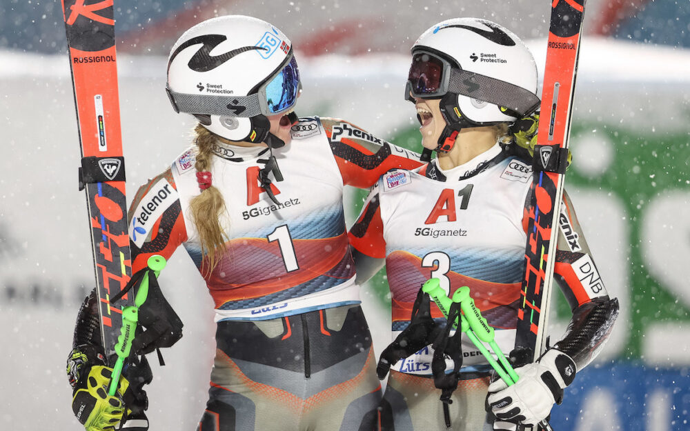 Kristin Lysdahl (rechts) freut sich mit Teamkollegin Thea Louise Stjernesund anlässlich des Parallel-Rennens von Lech (2021). – Foto: GEPA pictures