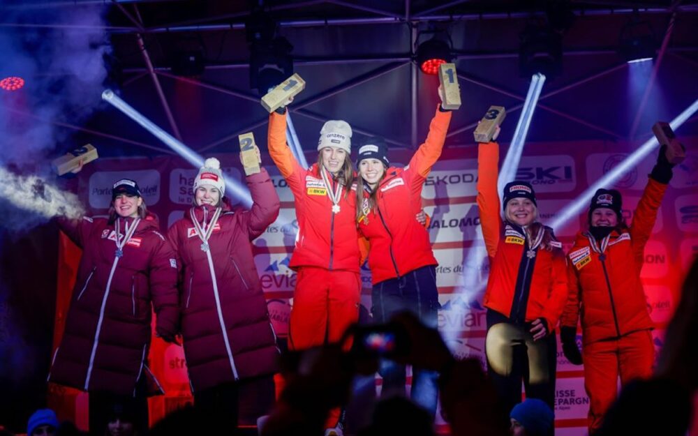 Malorie Blanc und Anuk Brändl (Bildmitte) gewinnen bei den Junioren-Weltmeisterschaften Gold in der Team-Kombination. – Foto: juniors2024.ski