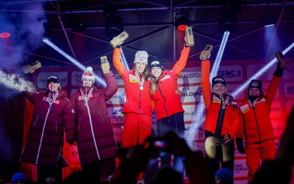 Junioren-WM: Malorie Blanc/Anuk Brändli gewinnen die Team-Kombi Malorie Blanc und Anuk Brändl (Bildmitte) gewinnen bei den Junioren-Weltmeisterschaften Gold in der Team-Kombination. – Foto: juniors2024.ski