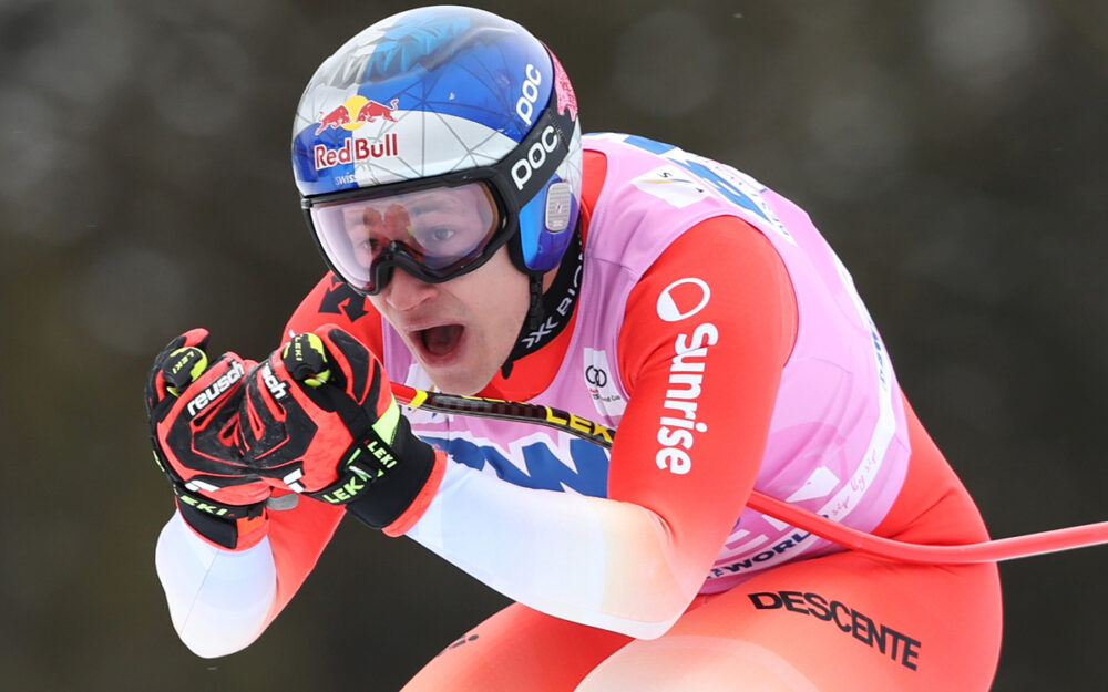 Der Helm des Anstosses – die neue Farbenlehre der FIS Da bleibt nicht nur Marco Odermatt der Mund offen stehen: das Helmdesign von Red Bull stösst der FIS sauer auf. – Foto: GEPA pictures