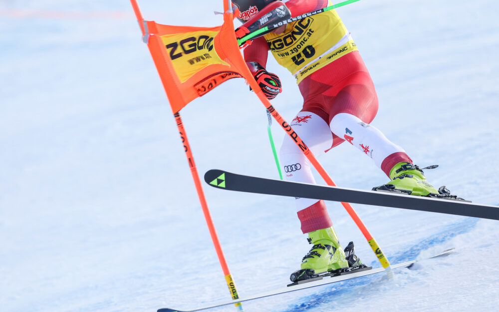 Andreas Ploier fädelt beim Super-G von Val Gardena ein und stürzt heftig. – Foto: GEPA pictures