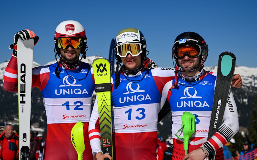 Simon Rueland holt sich Österreichs Slalom-Titel Johannes Strolz, Simon Rueland und Christoph Meissl (v.l.) bei der Siegerehrung. – Foto: GEPA pictures
