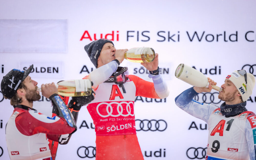Marco Odermatt startet mit einem Sieg in die Olympia-Saison Ein Schluck auf den Erfolg und auf den österreichischen Nationalfeiertag: Marco Schwarz, Marco Odermatt und Atle Lie McGrath. – Foto: GEPA pictures