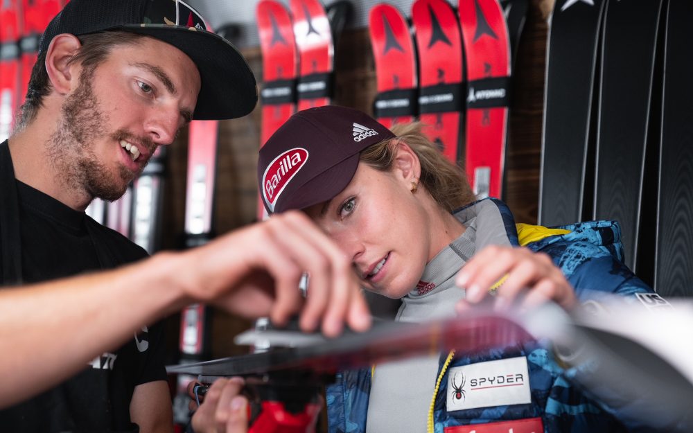 Speed-Rennen für Mikaela Shiffrin wieder wichtiger Mikaela Shiffrin nimmt ihr neues Atomic-Material genau in Augenschein. – Foto: zvg/ATOMIC