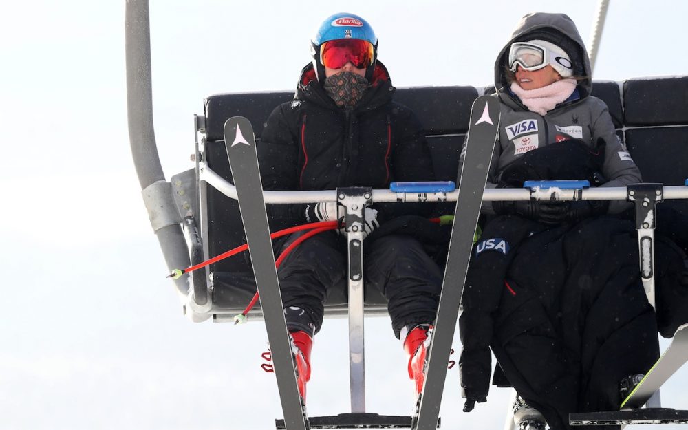 Gut eingepackt auf dem Weg zur Streckenbesichtigung der Abfahrt: Mikaela Shiffrin und Mutter. – Foto: GEPA pictures