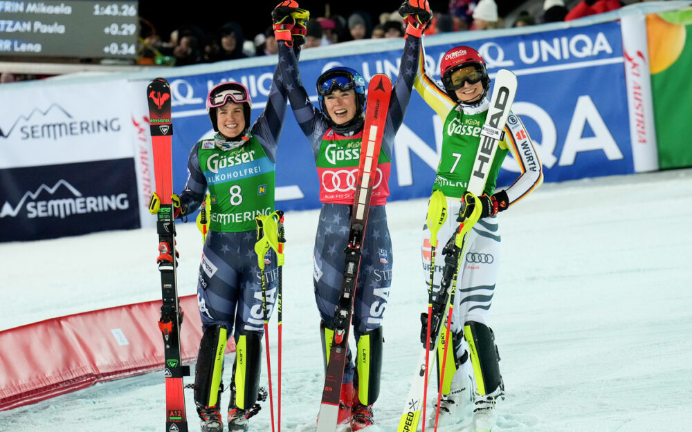 Paula Moltzan, Mikaela Shiffrin und Lena Dürr (v.l.) bilden das letzte Siegerinnen-Trio bei einem Weltcup-Rennen im Jahr 2022. – Foto: GEPA pictures