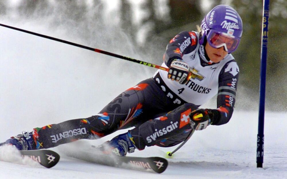 Sonja Nef ist am 21 November 2001 im Riesenslalom von Copper Mountain unterwegs zu Platz 3. – Foto: GEPA pictures