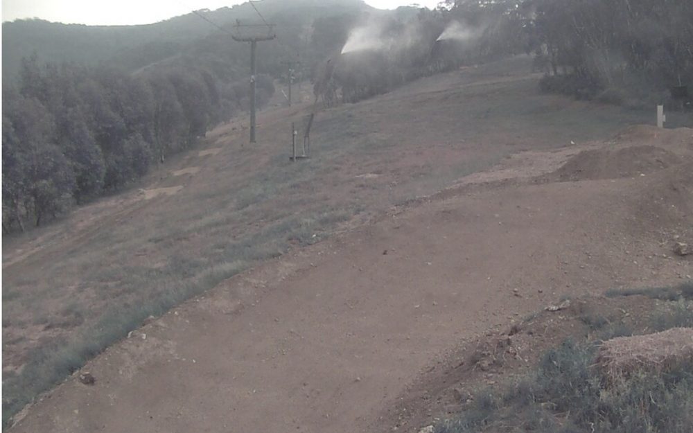 Feuer bedroht die australischen Skigebiete Schneekanonen gegen die Trockenheit. Webcam-Bild aus dem Skigebiet Threbdo (Aufnahme vom 4. Januar um 17.29 Uhr Ortszeit). – Foto: Screenshot