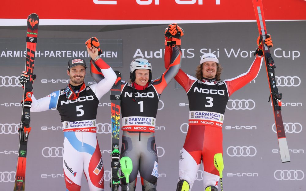 Loic Meillard, Sieger Henrik Kristoffersen und Manuel Feller (v.l.) beim Podest-Jubel. – Foto: GEPA pictures