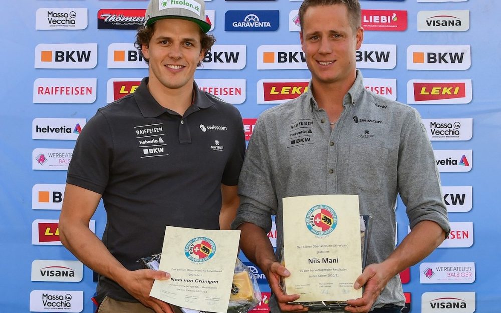 Noel von Grünigen und Nils Mani mit den Ehrenurkunden für die Leistungen der Saison 2020/21. – Foto: rk-photography.ch