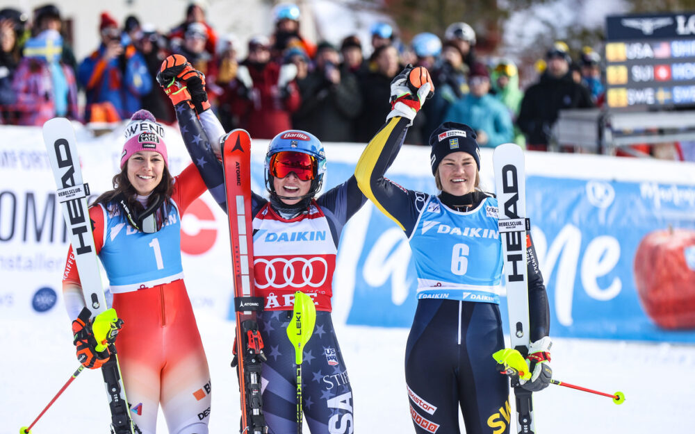 Wendy Holdener(links) und Anna Swenn Larsson (rechts) flankieren Mikaela Shiffrin bei der Ehrung ihres 87. Weltcup-Sieges. – Foto: GEPA pictures